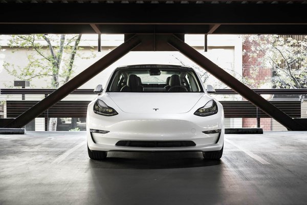 Comment les systèmes de prévention des collisions fonctionnent-ils dans une Tesla Model 3 ?