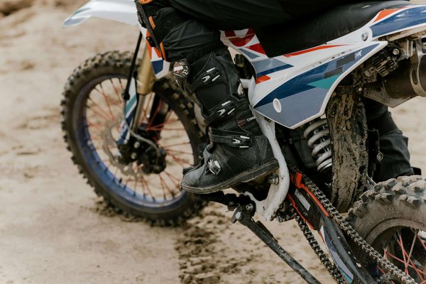 Quels sont les avantages des repose-pieds en aluminium pour une moto de course ?